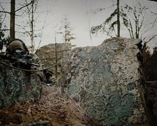 <h2>Jak przebiega kwalifikacja wojskowa? Kwalifikacja wojskowa krok po kroku</h2>
<p>Kwalifikacja wojskowa obejmuje:</p>
<ul>
<li>Badanie psychologiczne i lekarskie, otrzymanie kategorii zdolności do służby wojskowej;</li>
<li>Wstępne przeznaczenie do poszczeg&oacute;lnych form służby wojskowej;</li>
<li>Przekazanie informacji o możliwości wstąpienia do wojska oraz promowanie służby wojskowej;</li>
<li>Wprowadzenie danych osobowych do ewidencji wojskowej;</li>
<li>Nadanie stopnia wojskowego &ndash; szeregowy i przeniesienie do pasywnej rezerwy (chyba, że podczas kwalifikacji ochotnik zadeklaruje chęć odbycia służby wojskowej).</li>
</ul>