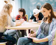 <p><strong>10.</strong> <strong>XIII Liceum im. Aleksandra Fredry</strong>&nbsp;(314. w Polsce) -&nbsp;57.432 pkt</p>
<p><strong>9.</strong> <strong>VII Liceum im. K. K. Baczyńskiego</strong> (227. miejsce w Polsce) -&nbsp;59.503 pkt</p>
<p><strong>8.</strong> <strong>IX Liceum im. Juliusza Słowackiego</strong> (202. miejsce w Polsce)&nbsp;-&nbsp;60.185 pkt</p>
<p><strong>7.</strong>&nbsp;<strong>Liceum Si&oacute;str Urszulanek Unii Rzymskiej</strong> (198. miejsce w Polsce) -&nbsp;60.313 pkt</p>
<p><strong>6.&nbsp;VIII Liceum im. Bolesława Krzywoustego</strong> (174. miejsce w Polsce) -&nbsp;61.222 pkt&nbsp;</p>
<p>cd. na następnym slajdzie >>></p>