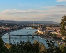 <p class="MsoNormal">Młody, energiczny i kolorowy Peszt łączy się ze starą, wzg&oacute;rzystą Budą mostami rozwieszonymi nad Dunajem. Wzdłuż brzegu kursuje tramwaj, kt&oacute;ry niemal okrąża najwyższej urody budynek parlamentu. Na Wyspie Małgorzaty lenistwo rozkłada się na trawnikach, a wieczorem wskakuje do basen&oacute;w z wodami termalnymi. Wody te dawno temu brały udział w formowaniu podziemnych korytarzy i jaskiń, do kt&oacute;rych można zajrzeć w towarzystwie grotołaz&oacute;w. Po wyjściu Peszt popija drinki w obdrapanych kamienicach, w kt&oacute;rych ktoś zmyślnie urządził bary i kluby.</p>
<p class="MsoNormal">Do Budapesztu z Wrocławia Gł&oacute;wnego jeździ nocny pociąg Metropol (MAV). Odjazd o godzinie 23.07, przyjazd 8.29.</p>