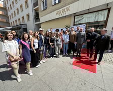 Uczestnicy spotkania z okazji zaprezentowania drzewa przyjaźni polsko-indyjskiej we Wrocławiu