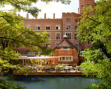 <p><strong>Domek nad fosą</strong></p>
<p>Uroczy taras na wodzie miejskiej fosy znajduje się w centrum miasta, tuż przy Narodowym Forum Muzyki.&nbsp;</p>
<p>&ndash; Codziennie wypiekamy doskonałej jakości pizzę, ugościmy Was także letnimi spritzerami, koktajlami, winami i domowymi lemoniadami&nbsp;&ndash; czytamy na facebooku.</p>
<p>W tym roku (po raz pierwszy) możecie zjeść tutaj <strong>weekendowe śniadania&nbsp;</strong>&ndash; od godz. 10:00 do 13:00. W menu m.in. pizza śniadaniowa, burrata, szakszuka, focaccia oraz domowa granola. Nie brakuje też mrożonej kawki i herbatki. Czy można lepiej zacząć dzień? Koniecznie odwiedźcie to miejsce!</p>
<ul>
<li>Adres:&nbsp;Podwale 29a</li>
<li>Godziny otwarcia: poniedziałek-czwartek od godz. 12:00 do 23:00; piątek od godz. 12:00 do 00:00; sobota od 10:00 do 00:00; niedziela od 10:00 do 23:00 (taras jest czynny do października)</li>
</ul>
<p><a href="http://domeknadfosa.pl/" target="_blank" rel="noopener">Szczeg&oacute;ły oraz menu można zobaczyć na stronie restauracji.</a></p>