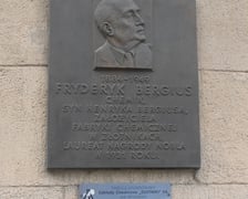 Tablica pamiątkowa poświęcona Fryderykowi Bergiusowi, odsłonięta w 2002 roku na elewacji budynku A-2 w kampusie Politechniki Wrocławskiej