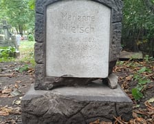 Nagrobek Marianny i prace przy jego oczyszczaniu