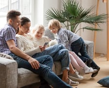 <h2>500 plus zamienia się w 800 plus. Trzeba składać wniosek?</h2>
<p>Od 1 stycznia 2024 r. świadczenie wychowawcze nazywane potocznie 500+, kt&oacute;re obecnie jest jeszcze wypłacane w kwocie 500 zł - zostanie podwyższone do 800 zł.</p>
<p>Nastąpi to automatycznie, co oznacza, że nie trzeba składać żadnego dodatkowego wniosku.</p>