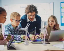 <h2>800 plus. Będzie wypłata wyr&oacute;wnania</h2>
<p>Zgodnie z ustawą z 7 lipca 2023 r. o zmianie ustawy o pomocy państwa w wychowywaniu dzieci na wypłatę wyr&oacute;wnania od 1 stycznia 2024 r. ZUS ma czas do 29 lutego 2024 r.</p>
<p>&nbsp;</p>
<p>Podwyżkę świadczenia otrzymają te osoby, kt&oacute;re według stanu na 1 stycznia 2024 r. mają prawo do świadczenia w okresie świadczeniowym, kt&oacute;ry trwa od 1 czerwca 2023 r. do 31 maja 2024 r.</p>