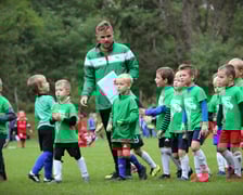 <p>Dzieciaki ze szk&oacute;łki piłkarskiej na Pawłowicach</p>