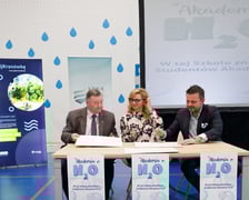 Inaguracja projektu Akademia H2O w gminie Kobierzyce. Umowę licencyjną podpisali Ryszard Pacholik, wójt gminy Kobierzyce, Anna Oleśniewicz, dyrektor finansowy/ prokurent KPWiK Sp. z o.o. oraz Marcin Garcarz, wiceprezes MPWiK Wrocław