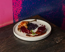 <p>Danie restauracji Browar Stu Most&oacute;w przygotowane na Restaurant Week - wiosna 2024. Lokal mieści się przy ul. Świdnickiej</p>