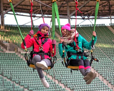 <h3>Swing Jump na stadionie Tarczyński Arena</h3>
<p>Swing Jump, czyli skok wahadłowy to ekstremalna atrakcja na stadionie Tarczyński Arena. Wyr&oacute;żnia ją to, że ze skoku mogą w tym samym czasie skorzystać nawet dwie osoby - to pierwsze takie tandemowe skoki na linach w Polsce!&nbsp;</p>
<p>Emocje dawkowane są już od samego początku, kiedy skoczkowie podciągani są aż pod sam dach stadionu. Po chwili niepewności, ciszy, bez odliczania... zostają nagle wyczepieni z układu, spadając z niesamowitym przyspieszeniem, aby po chwili szybować tuż nad krzesłami trybun.</p>
<p>Skoki na stadionie odbywają się w weekendy wolne od imprez masowych od wiosny do jesieni. <a href="https://www.dreamjump.pl/pl/jumps/dream-jump-wahadlo.html" target="_blank" rel="noopener">Należy wcześniej zarezerwować termin.</a></p>
<ul>
<li>Adres: Aleja Śląska 1</li>
<li><a href="https://www.dreamjump.pl/pl/jumps/dream-jump-wahadlo.html" target="_blank" rel="noopener">Więcej informacji na stronie Dream Jump Wrocław</a></li>
</ul>