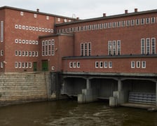 <p>Budynki elektrowni wodnych przy moście Pomorskim Południowym</p>