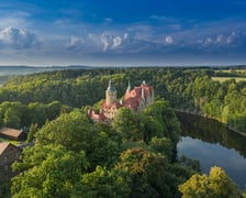 Na zdjęciu widok na Zamek Czocha ukryty pośród drzew