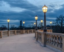 Na zdjęciu widok na Sky Tower uchwycony z kolumnady Bastionu Sakwowego.