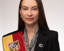 <p class="MsoNormal">Rocznik 1990. Absolwentka filologii na Uniwersytecie Wrocławskim ze specjalizacją nauczycielską. Pracuje w biurze poselskim Anny Zalewskiej. Była pełnomocnikiem wojewody dolnośląskiego ds. mniejszości narodowych i prowadziła sprawy międzynarodowe. Tłumaczka języka niemieckiego. Jest w radzie społecznej we Wrocławskim Centrum Zdrowia. Zajmuje się wsp&oacute;łpracą z zagranicą.</p>
<p class="MsoNormal"><strong>Komisje</strong>: statutowa | promocji i wsp&oacute;łpracy z zagranicą | zdrowia, spraw społecznych i r&oacute;wnego traktowania</p>
<p class="MsoNormal">KLUB RADNYCH PRAWA I SPRAWIEDLIWOŚCI</p>