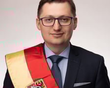 <p class="MsoNormal">Rocznik 1989. Absolwent Wydziału Prawa Administracji i Ekonomii Uniwersytetu Wrocławskiego. Ukończył także studia MBA w Warszawie oraz na Uniwersytecie Przyrodniczym we Wrocławiu w zakresie wyceny nieruchomości. Od 15 lat przewodniczący rady osiedla Nowy Dw&oacute;r. Członek Wrocławskiego Szkolnego Związku Sportowego i Akcji Katolickiej. Pracuje w Polskiej Sp&oacute;łce Gazownictwa.</p>
<p class="MsoNormal"><strong>Komisje</strong>: statutowa | edukacji i młodzieży</p>
<p>KLUB RADNYCH PRAWA I SPRAWIEDLIWOŚCI</p>