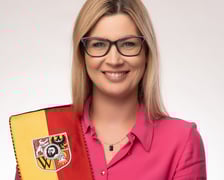 <p class="MsoNormal">Rocznik 1985. Ukończyła studia prawnicze na Uniwersytecie Wrocławskim. Jako adwokat we własnej kancelarii zajmuje się sprawami cywilnymi, wykroczeniami i administracyjnymi. W radzie miejskiej koncentrowała się m.in. na edukacji, sporcie i inicjatywach gospodarczych. Wiceprzewodnicząca zarządu osiedla Ołtaszyn. Stara się o Zielony Klin Wrocławia.</p>
<p class="MsoNormal"><strong>Komisje</strong>: rewizyjna | zdrowia, spraw społecznych i r&oacute;wnego traktowania (przewodnicząca) | sportu, rekreacji i turystyki</p>
<p class="MsoNormal">KLUB RADNYCH KOALICJI OBYWATELSKIEJ</p>