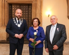 Uczestnicy uroczystości dla par obchodzących Złote Gody w Ratuszu we Wrocławiu