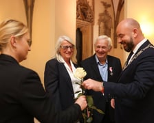 Uczestnicy uroczystości dla par obchodzących Złote Gody w Ratuszu we Wrocławiu