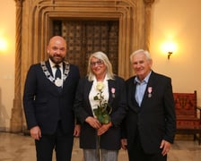 Uczestnicy uroczystości dla par obchodzących Złote Gody w Ratuszu we Wrocławiu