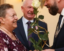 Uczestnicy uroczystości dla par obchodzących Złote Gody w Ratuszu we Wrocławiu