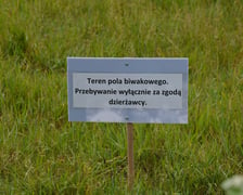Teren wydzierżawiony przez Wody Polskie prywatnej firmie na pole biwakowe, Bartoszowice