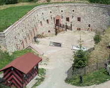 <p>Twierdza Srebrna G&oacute;ra. Bastion Dolny</p>
<p>Wikimedia <a href="https://creativecommons.org/licenses/by/3.0/">Commons CC-BY-SA 3.0</a> Jacek Halicki</p>
<p>&nbsp;</p>
<p>&nbsp;</p>
<p>&nbsp;</p>