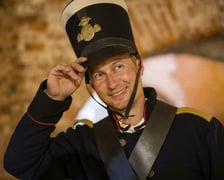 <p>Przewodnicy oprowadzają turyst&oacute;w w historycznych mundurach i strojach.&nbsp;</p>