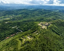 <p>Twierdza Srebrna G&oacute;ra to zesp&oacute;ł fortyfikacji, unikatowa atrakcja turystyczna</p>