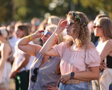 Santander Letnie Brzmienia odbędzie się 12 i 13 lipca na Polach Marsowych. Bilety w cenie 219 zł – jednodniowy, 349 zł – dwudniowy. Więcej: www.letniebrzmienia.pl