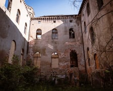 Dawny pałac w Świniarach, zdjęcie z 8 czerwca 2024 roku