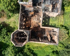 <p>Widok z lotu ptaka na spalony pałac w Świniarach&nbsp;</p>