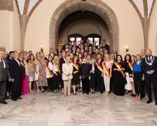 <p>Uroczysta sesja we Wrocławiu - 24 czerwca. Na zdjęciu m.in. nagrodzone osoby, radni, prezydent Wrocławia&nbsp;</p>