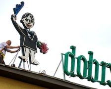Zdejmowanie rurek z napisu i pana neonu "dobry wieczór we Wrocławiu"