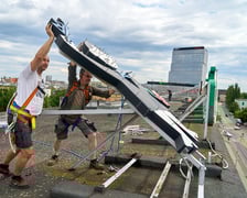 Zdejmowanie rurek z napisu i pana neonu "dobry wieczór we Wrocławiu"