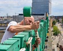 Zdejmowanie rurek z napisu i pana neonu "dobry wieczór we Wrocławiu"