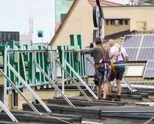 Zdejmowanie rurek z napisu i pana neonu "dobry wieczór we Wrocławiu"