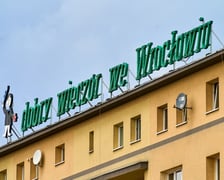 Zdejmowanie rurek z napisu i pana neonu "dobry wieczór we Wrocławiu"