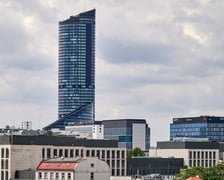 <p>Widok budynku z neonem Dobry wiecz&oacute;r we Wrocławiu&nbsp;</p>