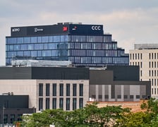 <p>Widok budynku z neonem Dobry wiecz&oacute;r we Wrocławiu&nbsp;</p>