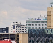 <p>Widok budynku z neonem Dobry wiecz&oacute;r we Wrocławiu&nbsp;</p>