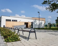 <p>Budynek na terenie sportowym przy ul. Kominiarskiej</p>