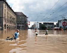 <p>Pow&oacute;dź Tysiąclecia we Wrocławiu, 1997 rok</p>