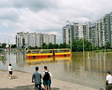 <p>Pow&oacute;dź Tysiąclecia we Wrocławiu, 1997 rok</p>