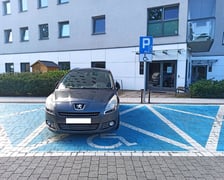 <p>Przykłady nieprawidłowego parkowania</p>