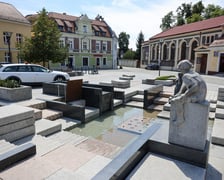 <p>Nieczynna fontanna w Rynku Psie Pole</p>