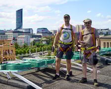 Mocowanie szklanych rur neonu "dobry wieczór we Wrocławiu", 23 lipca 2024