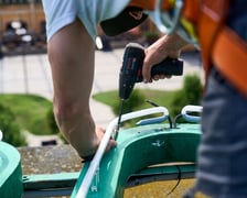 Mocowanie szklanych rur neonu "dobry wieczór we Wrocławiu", 23 lipca 2024