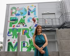 <p>Magdalena Osobińska na tle muralu</p>