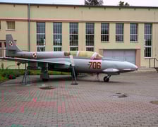 <p>Iskra TS-11 przed budynkiem Lotniczych Zakład&oacute;w Naukowych przy ul. Kiełczowskiej&nbsp;</p>