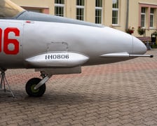 <p>Iskra TS-11 przed budynkiem Lotniczych Zakład&oacute;w Naukowych przy ul. Kiełczowskiej&nbsp;</p>