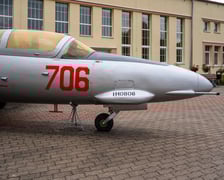 <p>Iskra TS-11 przed budynkiem Lotniczych Zakład&oacute;w Naukowych przy ul. Kiełczowskiej&nbsp;</p>